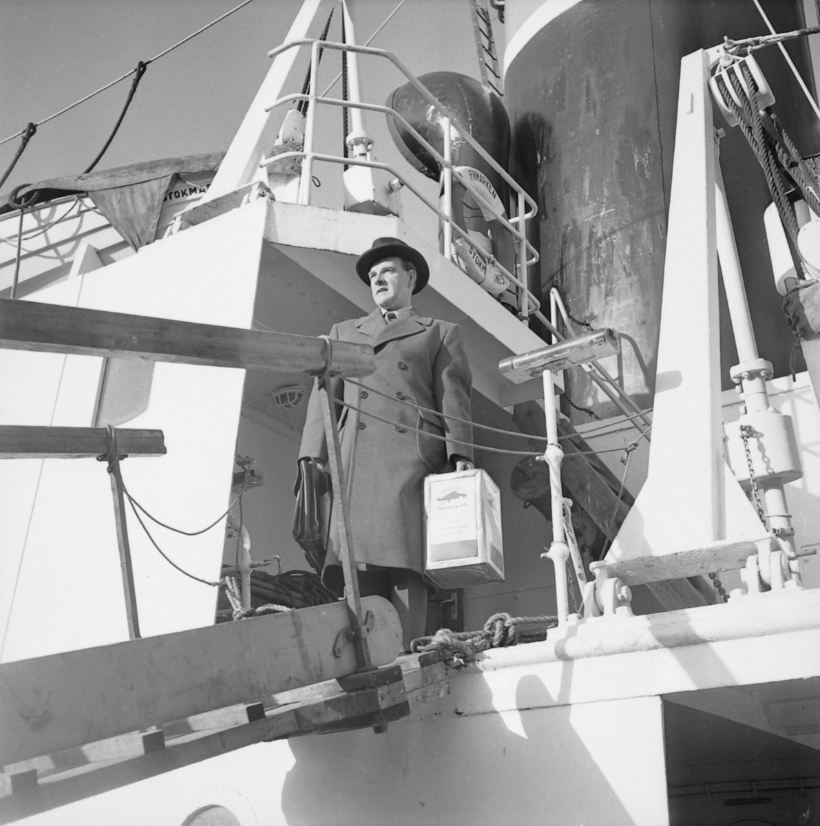 Reklamebilder fra Hurtigruta og fra Turistgaragen bensinstasjon