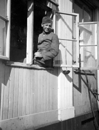 LV1 Karlsborg. Furir och kokchef i köksfönstret på resturang Solfjädern i Trälleborg, 1939 då LV1 låg där i beredskap.