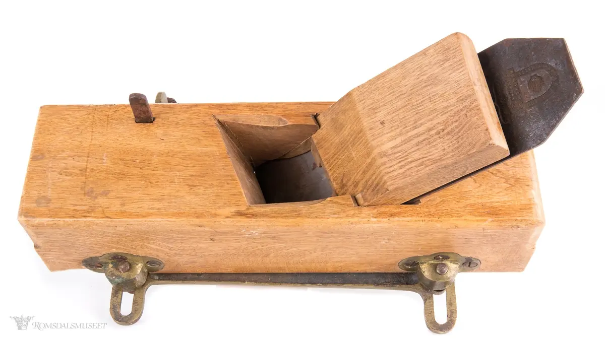 Samme utformingen som en regulerbar falshøvel, men mangler anlegg for å markere høyde. Messinanglegg for regulering av bredde. Rektangulær høvelstokk med skråstilt sponhus, jern og kile. Kjeften står skrått på sålen. Foran Høveljernet er det festet et stillbart rissejern eller forskjær for å få en rett falskant.