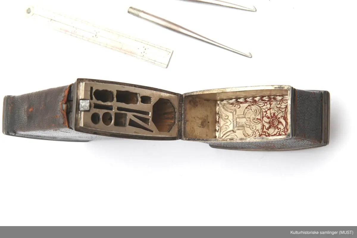 Fruktkurv, blomster og bladmotiver.