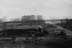 Ødeleggelser etter bombingen av Herøya 1943.