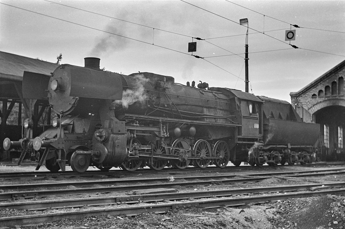 Damplokomotiv type 63a nr. 5573 ved lokomotivstallen på Gjøvik. Dette var kort tid før Gjøvikbanen ble åpnet for elektrisk drift.