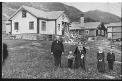 Gruppe på Grøto.
Frå v.Odd Grøto,Engebrett f.1899,Kari Grøt