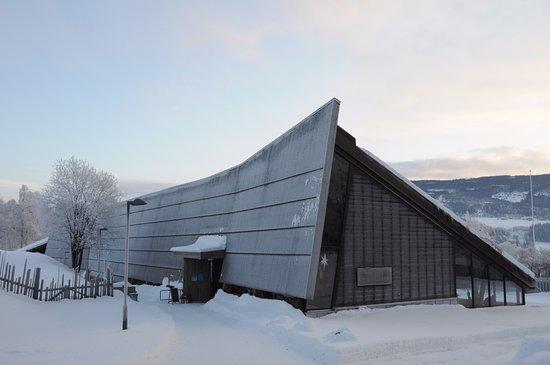 VELKOMSTBYGGET på Valdres Folkemuseum stod ferdig i 2010 og er teikna av Lund Hagem Arkitekter. Her er museumskafé, utstillingar, festsal med konsertflygel, museumsmagasin og museumsbutikk. Bygget har òg gikk rom for større grad av heilårsaktivitet. (Foto/Photo)