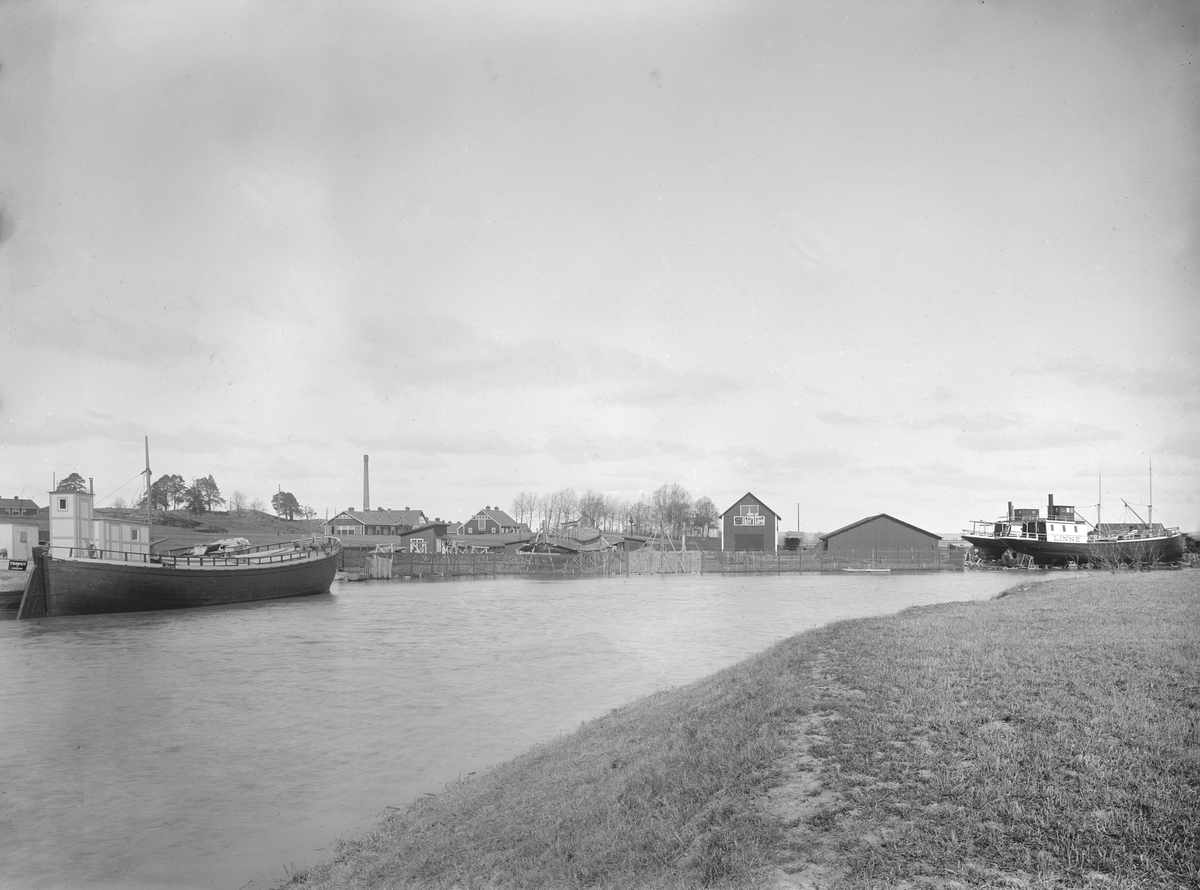 Vy över Linköpings båtvarv. Till höger ses lastångfartyget Linné, byggd i Linköping 1897.