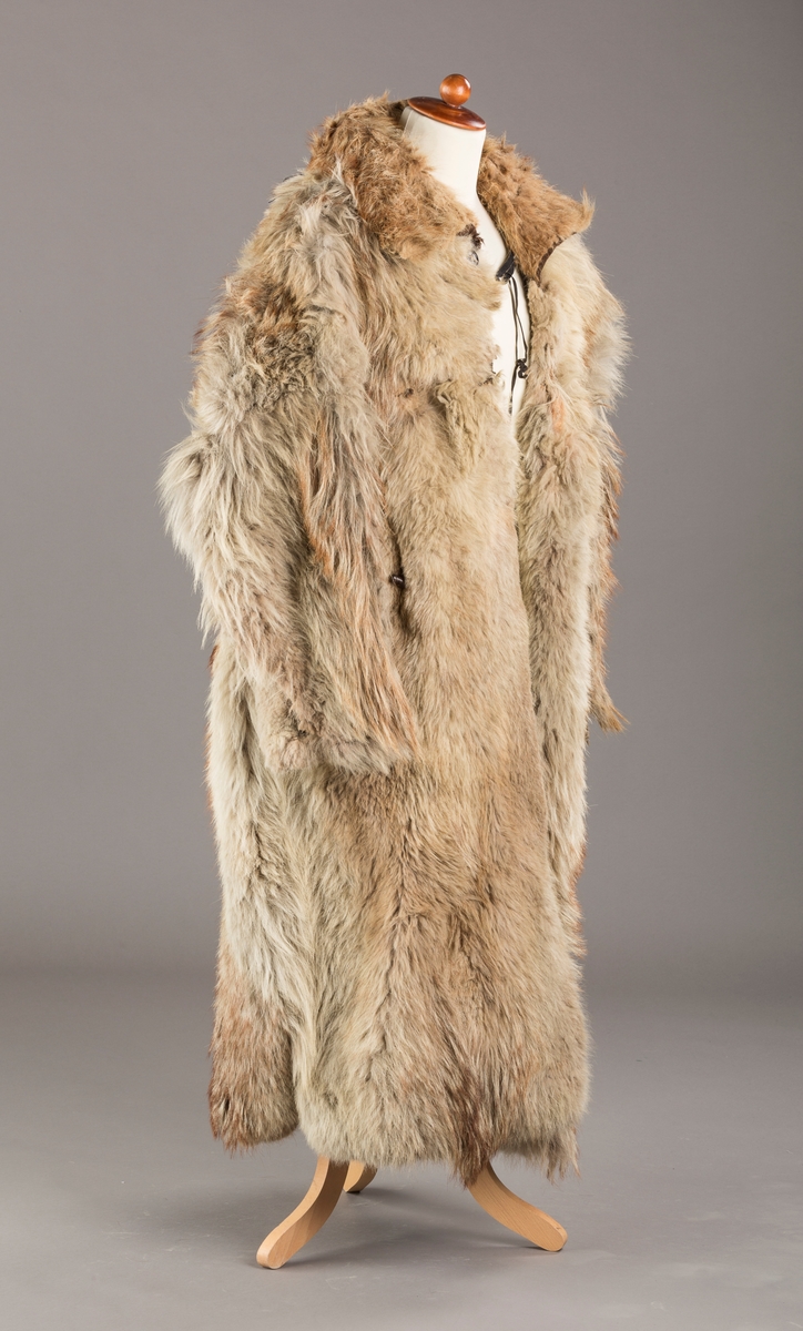 Form: Frakkefasong, stor krage, splitter på 20 cm nederst i sidene og midt bak
