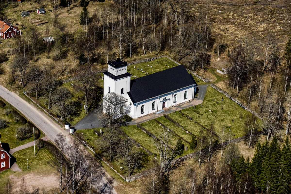 Flygfoto över Edshults kyrka i Eksjö kommun.
