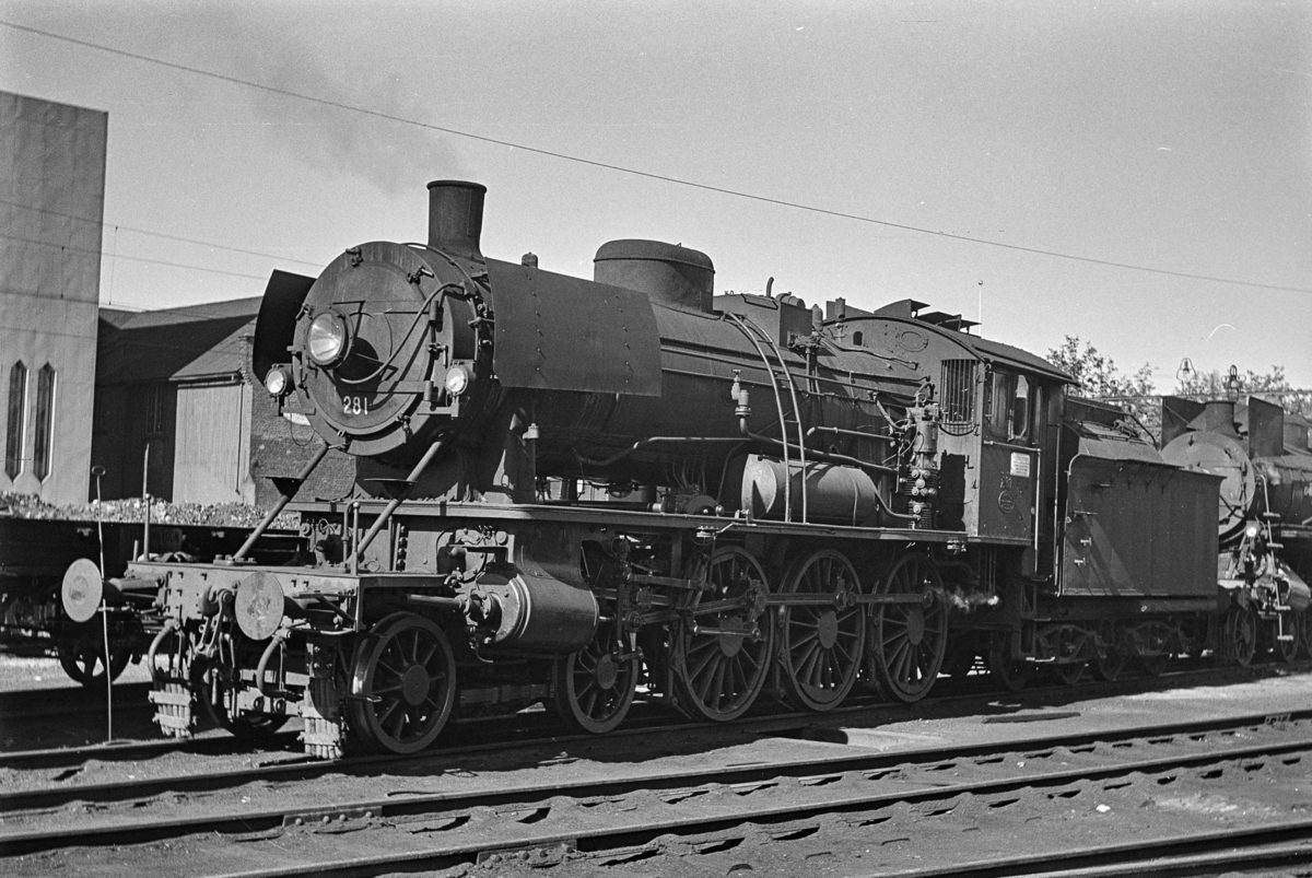 Damplokomotiv type 30a nr. 281 ved lokomotivstallen på Hamar.
