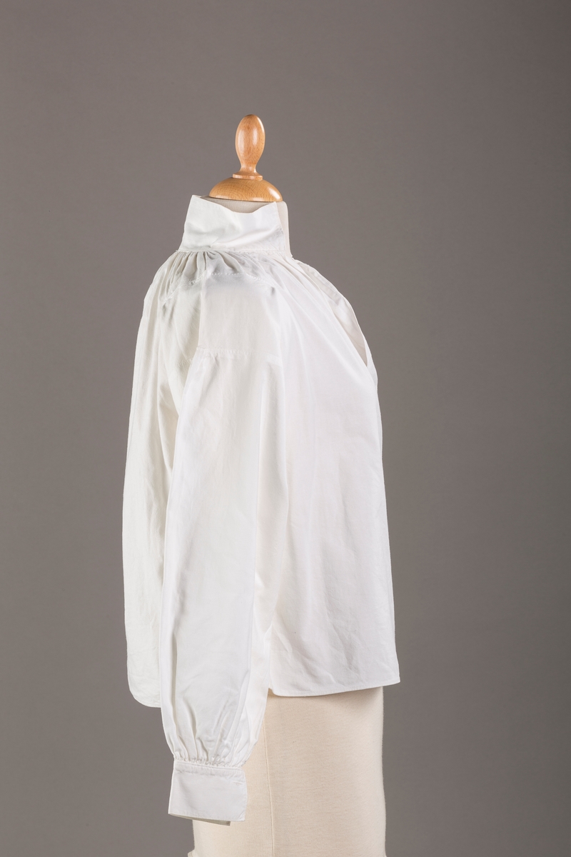 Skjorte sydd av hvit bomull, samme snitt som skjorta til Romerike festdrakt.