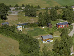 Sør-Fron, Bolig og bruk med utebasseng i bakgrunn. Nevnt som