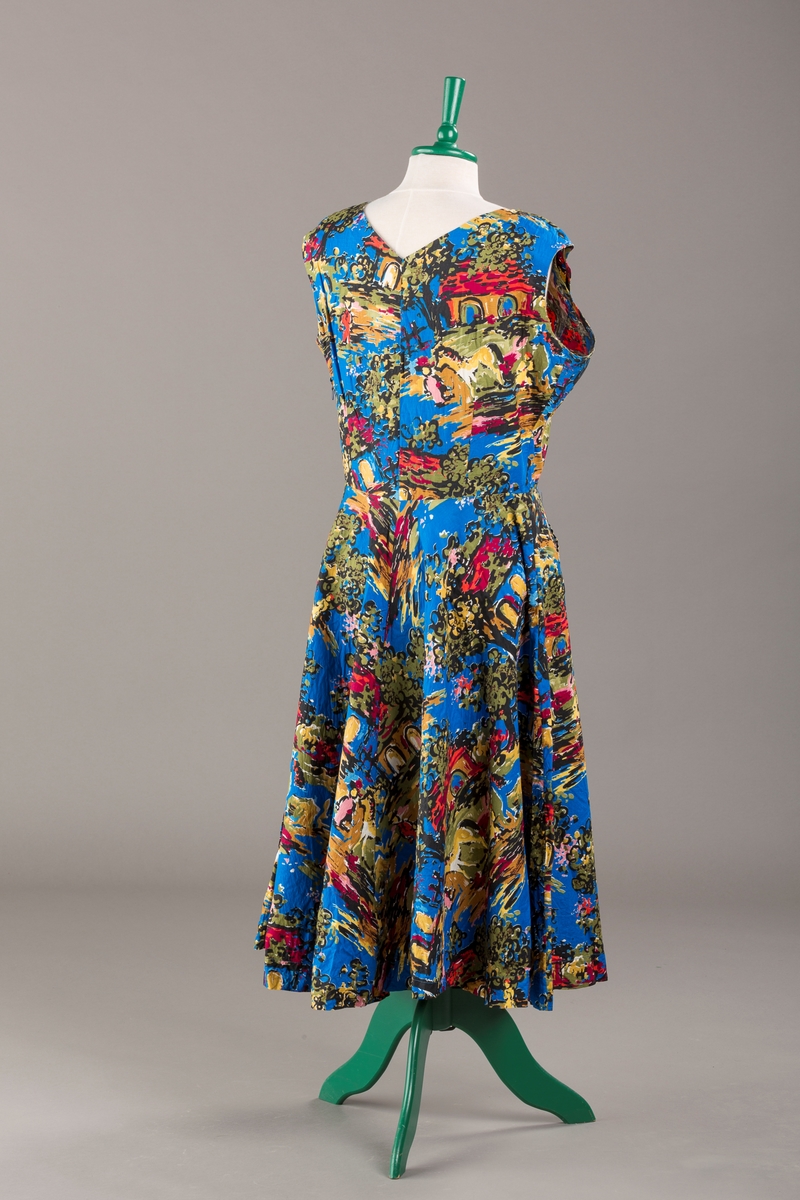 Spanskinspirert motiv med hus, hester og trær