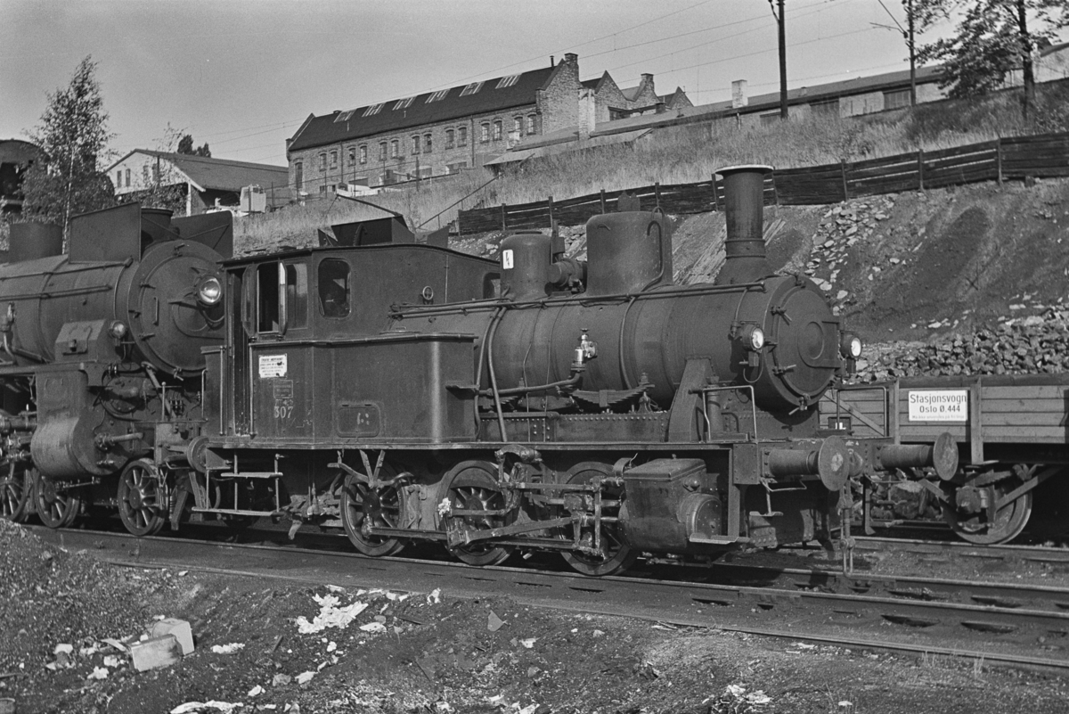Damplokomotiv type 25a nr. 307 hensatt i Lodalen i Oslo. Lokomotivet ble satt i drift igjen og overført til Kristiansand.