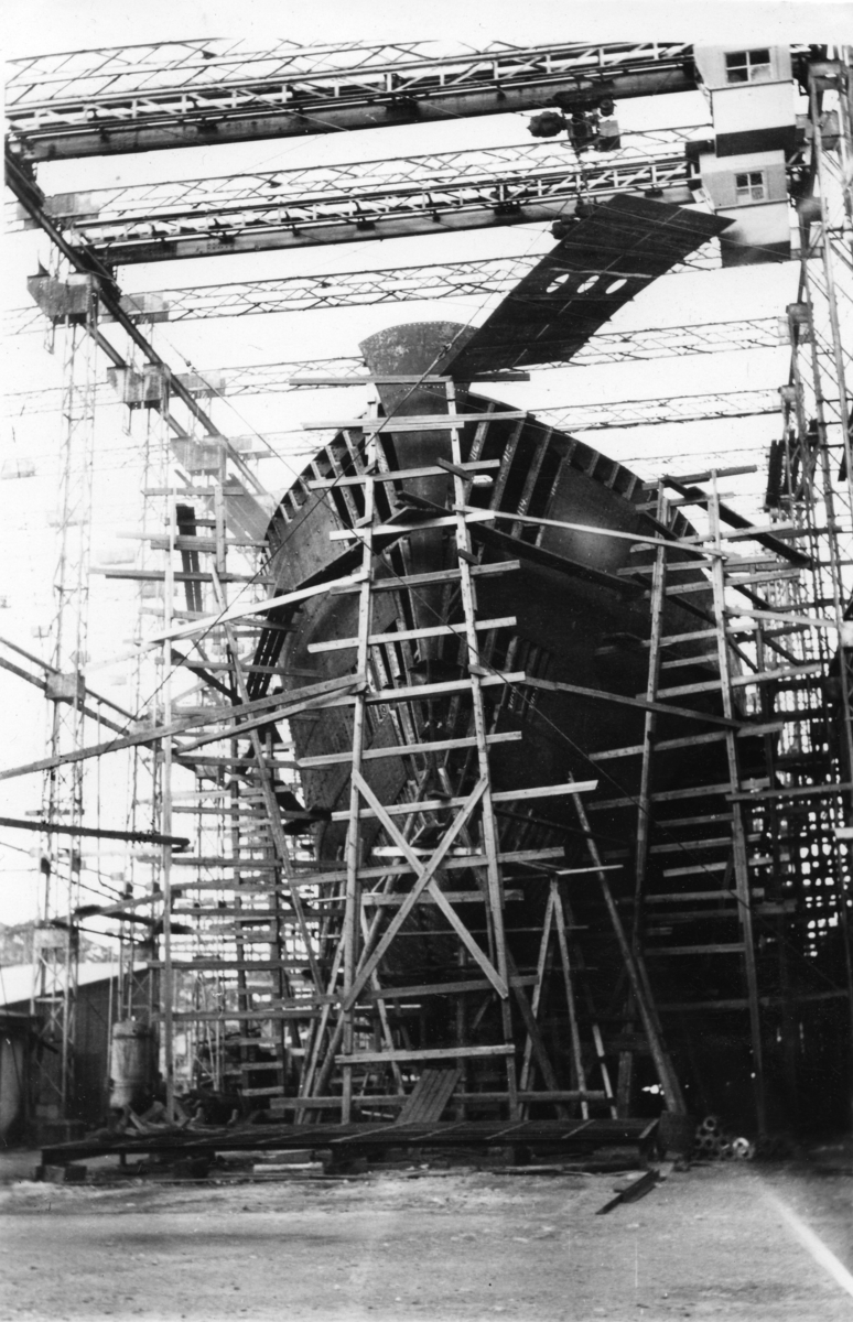 Byggenr. 31 v. Langesund Mekaniske Verksted: Kollbryn
8: "Sakte fart akterover". 
9: "Klar ved winchen".
12: "Kollbryn på slippen 17.5.1951".
13: "Kollbryn ved kaien 24.3.1951".