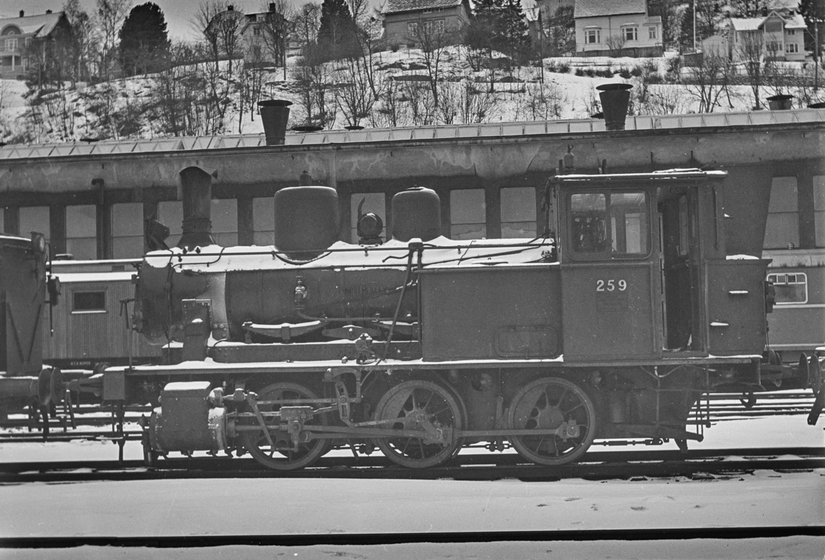 Damplokomotiv type 25a nr. 259, hensatt ved NSBs verksted på Marienborg. Lokomotivet kom ikke i drift etter dette.