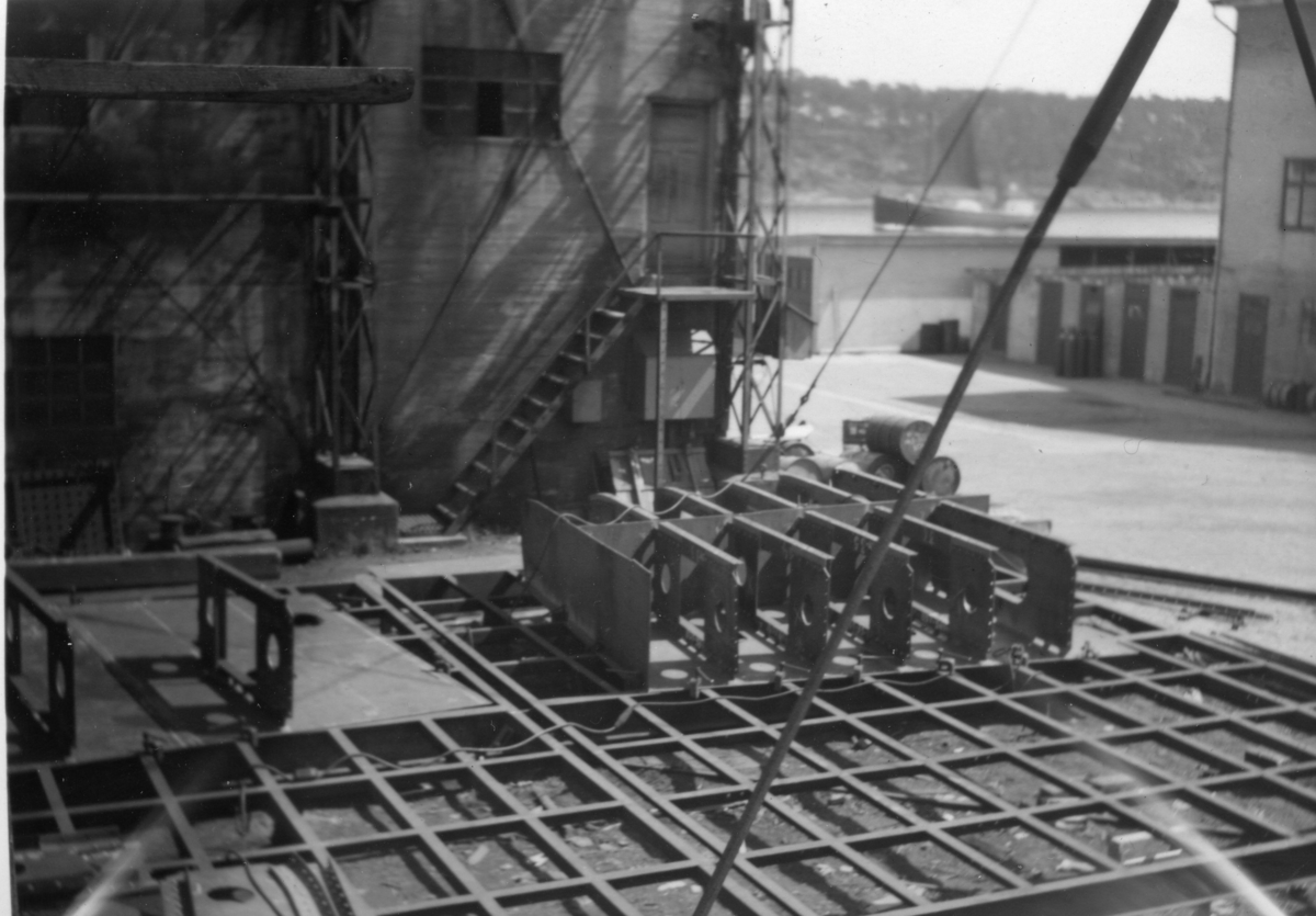 Byggenr. 32 v. LMV: Kollfinn.
Båten passerer Figgeskjær på vei nordover.
Foto nr. 3-4: Under bygging
Foto nr. 4: 17. mai 1951.
Foto nr. 5: Ved kai ved verftet.
Foto nr. 6: Kollfinn i sjøen.