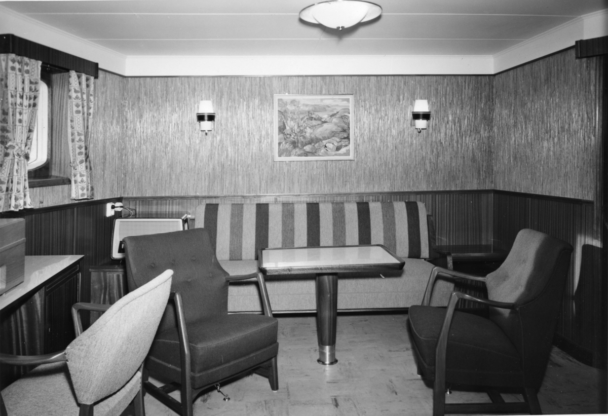 Byggenr. 44 v. Langesund Mekaniske Verksted: Amazonas.

Amazonas ligger ved kai ved verftet og på vannet.
9-17: Nyblin