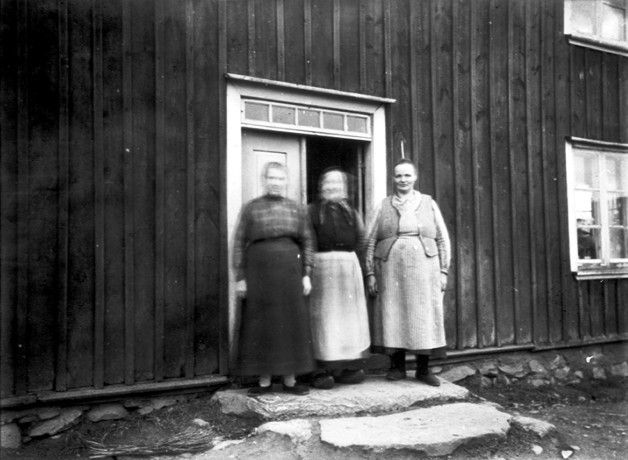 Fattigstugan i Floby. Lotta, Selma Good-Olander och Anna Karlsson. På andra våningen var det småskila. Hudet revs och åteuppfördes på Hässlebergsgatan 11.