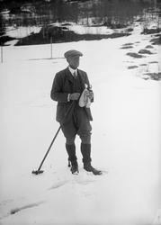 C. Hammond i sneen, 06.04.1914, mann med skistav og pipe