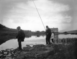 2 menn og et barn fisker i fjellvann mulig i fjellet ved  Fr