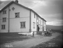 Lesjaverk, hovedbygningen på Verket, Lesjaskog med bil og fo