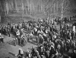 Folkemengden  på kirkebakken ved Sødorp kapell fotografert o