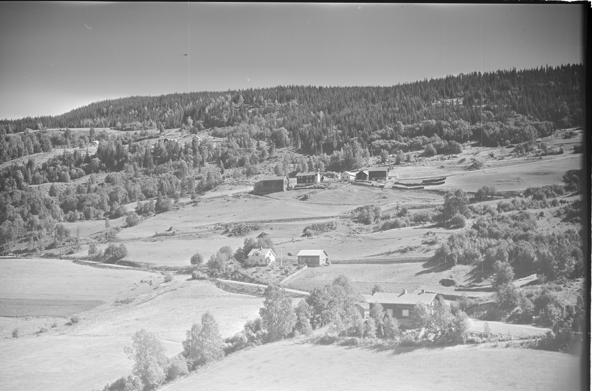 I forgrunnen Sørbygda misjonshus og Haverløkka i Øyer, i bakgrunnen Bjørge søndre