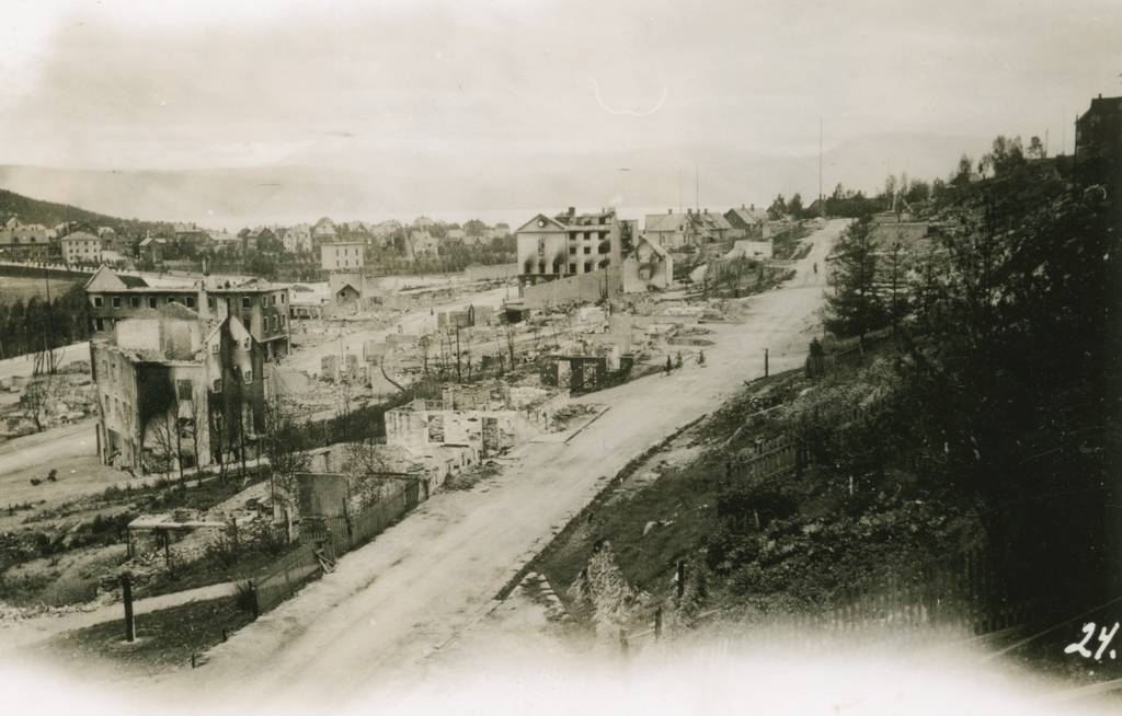 Ødeleggelser av bydelen Oskarsborg i Narvik i 1940. Gate 3 midt i bildet. (Håreks gate)
Ruinen med det runde vinduet er Mimergården.