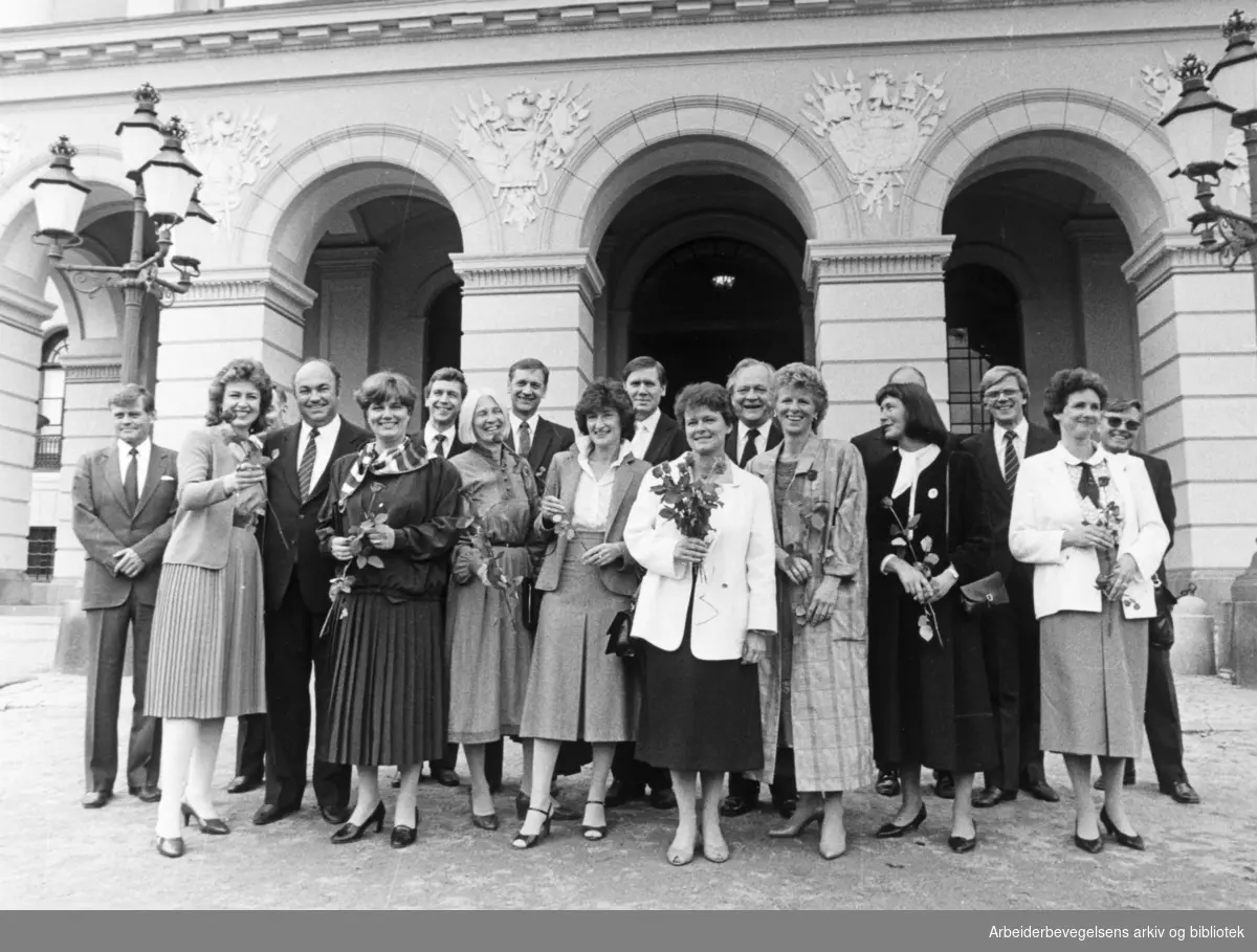 Regjeringen Gro Harlem Brundtland på Slottsplassen,.9. mai 1986.