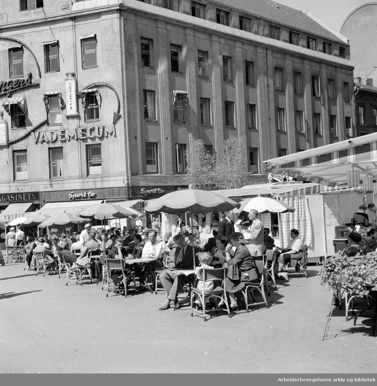 Tostrupgården. Friluftsrestauranten. Juni 1956