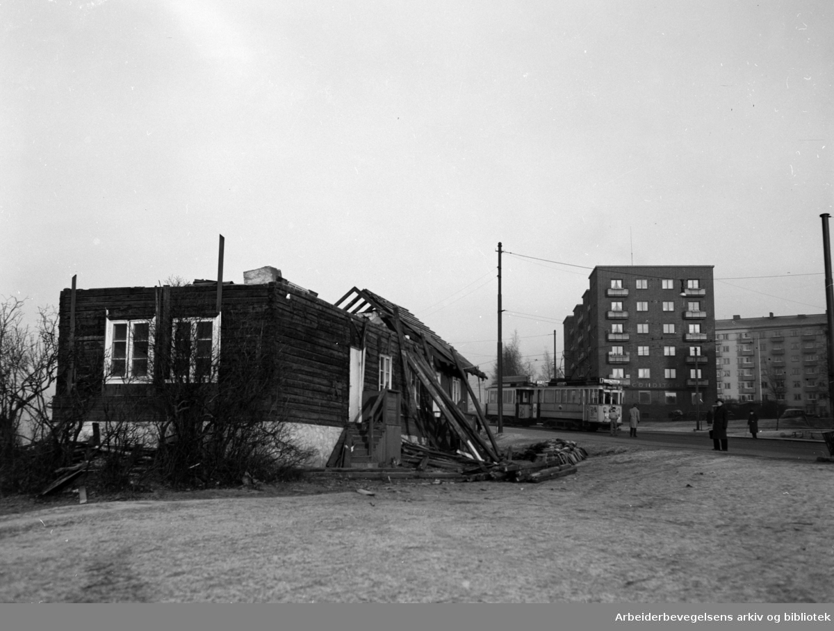 Trondheimsveien. "Rødstua" rives. Desember 1955