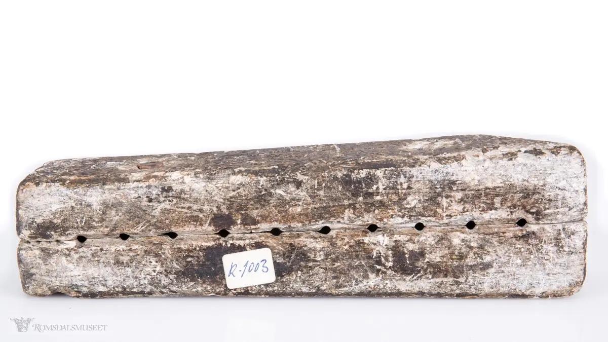 Kuleform for støping av ammunisjon av ulike kaliber og størrelser. To former for for avlange grovkalibrede kuler, en for småkalibret avlang kule, 12 for grove hagl, og 8 for middels store hagl. Har gjennomgående hull for treplugger og en isatt plugg.