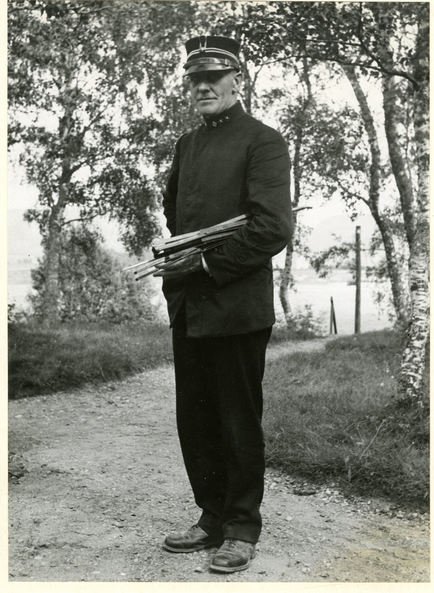 Fullportrett av Olav Fossum ikledd leirtrøye ved Rinnleiret. Det er muligens Witthammer som er avbildet.