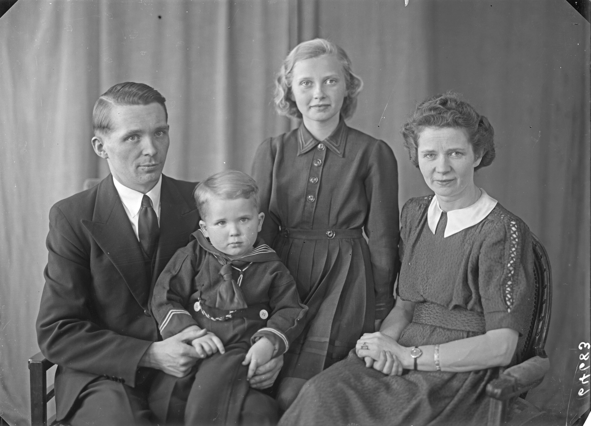 Portrett. Familiegruppe på fire. Ung mann, ung kvinne , pike og ung gutt. Bestilt av Harald Pedersen. Sørhaugt. 207.