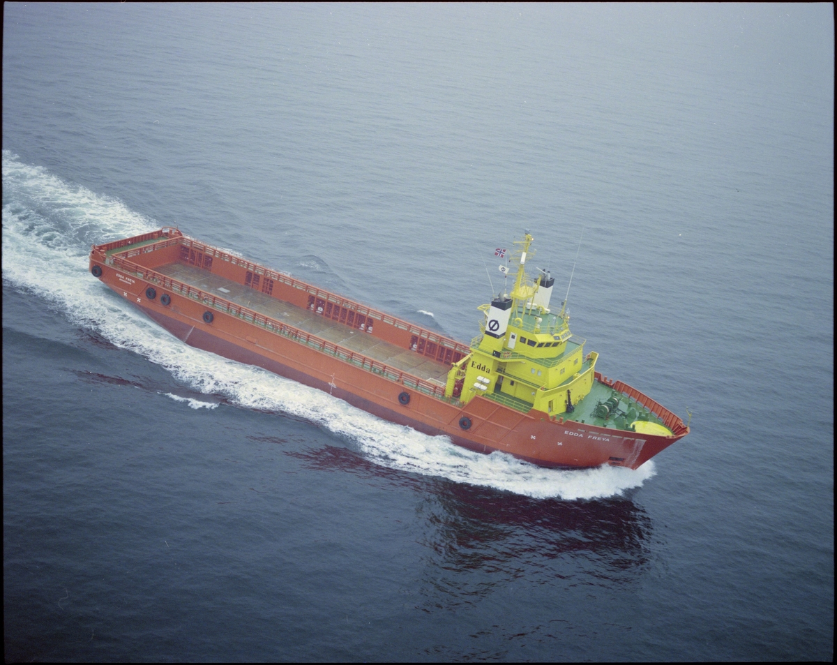 Østensjø rederis forsyningsskip "Edda Freya" på sjøen og fra skipsbroen.