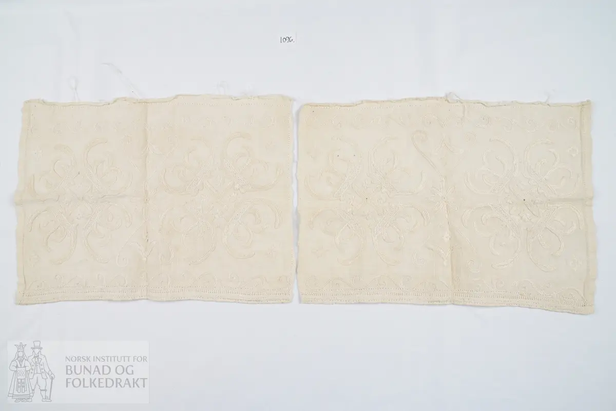 Delar av ein hovudklut. To rektangulære stykkjer av kvit blank lett lin. Kontursting, klostersting og vestmannarenning. Holfaldar. Brodert med kvit laistvinna lintråd.