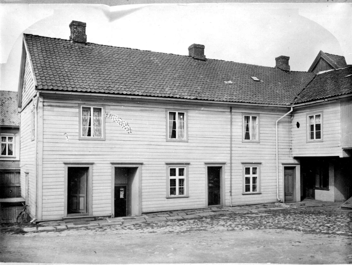 Repro: Bygård (gårdsplass) i Storgata 67 (Thorstadgården), Lillehammer.