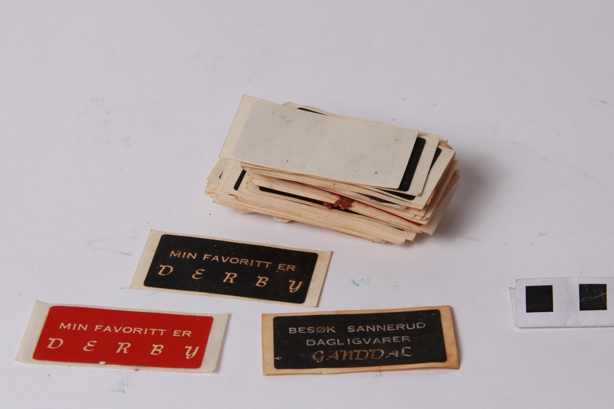 forskjellige klisterlapper, reklame, fotballlag, etc