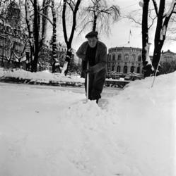 Studenterlunden. Erling Larsen måker snø. Desember 1962