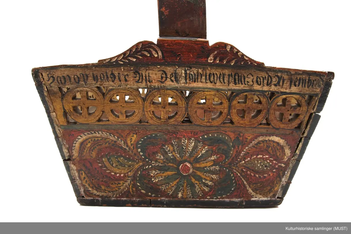 Firkantet kurv i tre med håndtak og dekorasjon.