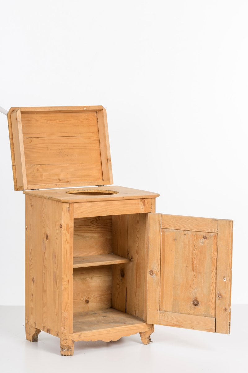 Toalettbord i ubehandlet tre. Det er rom for vaskebolle og skap under. Messingknott på døra til åpning og lukking, spor på innersiden av skapet kan tyde på at det tidligere også har vært en lås.