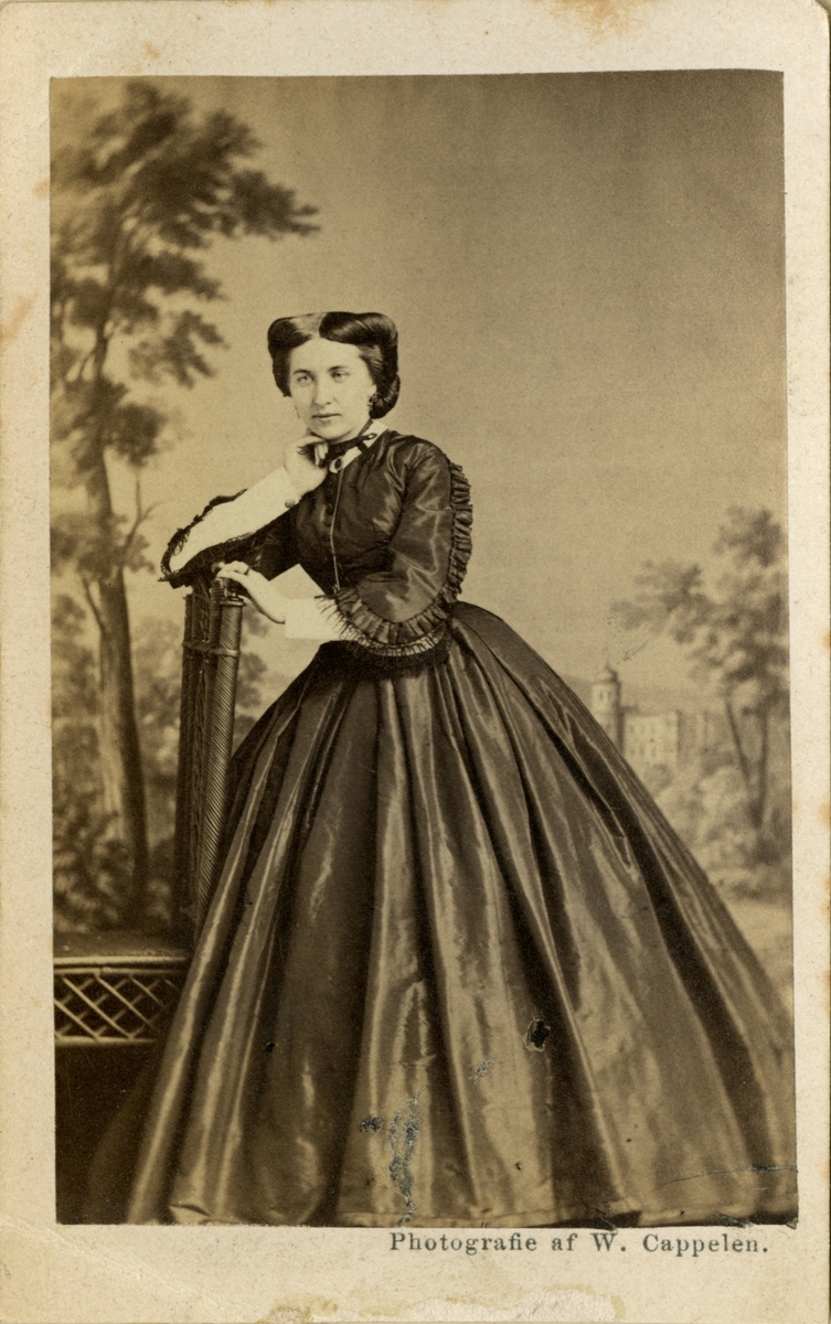 Fotoalbum etter Lorentz Severin Skougaard.
Lorentz Severin Skougaard (født 11. mai 1837 i Farsund, død 1885 i New York) var en norskfødt tenor. Han var bror til offiseren Johan Skougaard.
I New York, hvor Skougaard senere døde, ble han en fetert sangpedagog. Hans gravminne ses på Langesund kirkegård i Telemark.