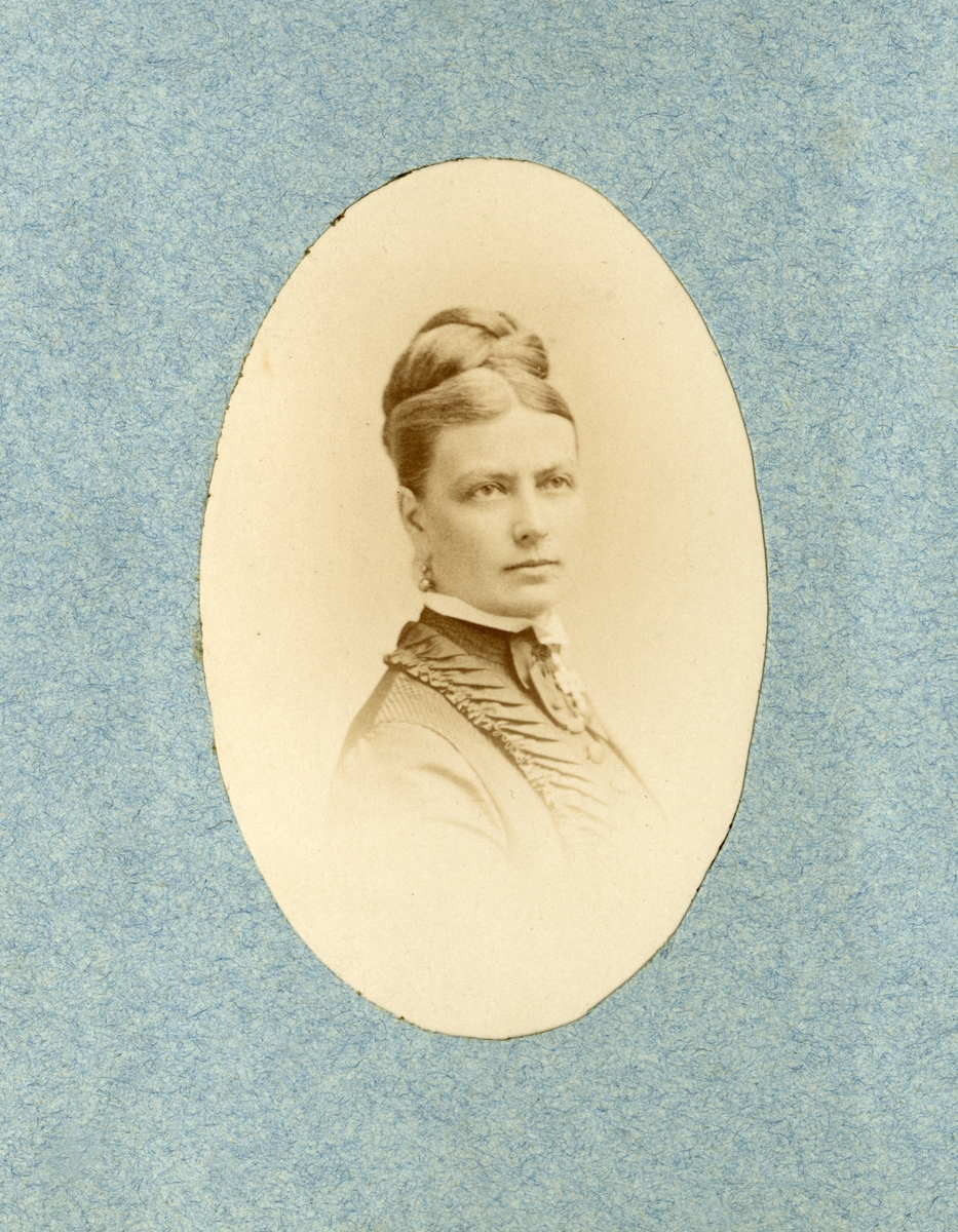 Fotoalbum etter Lorentz Severin Skougaard.
Lorentz Severin Skougaard (født 11. mai 1837 i Farsund, død 1885 i New York) var en norskfødt tenor. Han var bror til offiseren Johan Skougaard.
I New York, hvor Skougaard senere døde, ble han en fetert sangpedagog. Hans gravminne ses på Langesund kirkegård i Telemark.