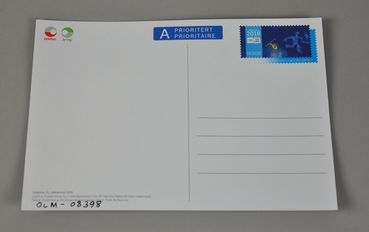 Postkort med bilde av tre ungdommer der den ene holder en fakkel. Postkortet har frankert med frimerke, A prioritet.