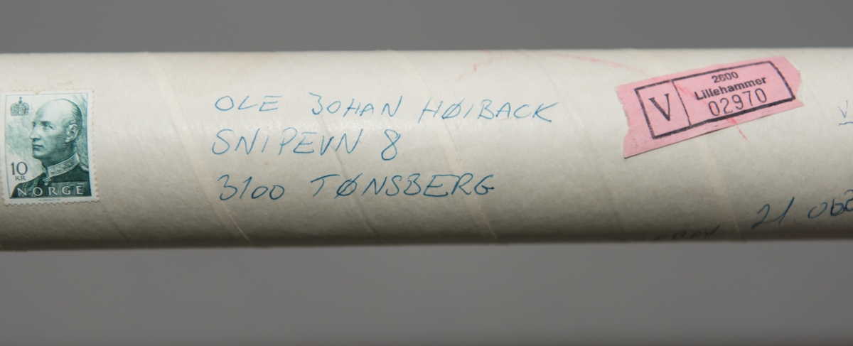 Norsk flagg med signatur av Johan Olav Koss. Flagget ligger en kartonghylse.