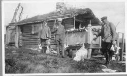 Fiskebu ved Brydalstjønn, Grønnfjell. 
f v Nils, hans og Ol