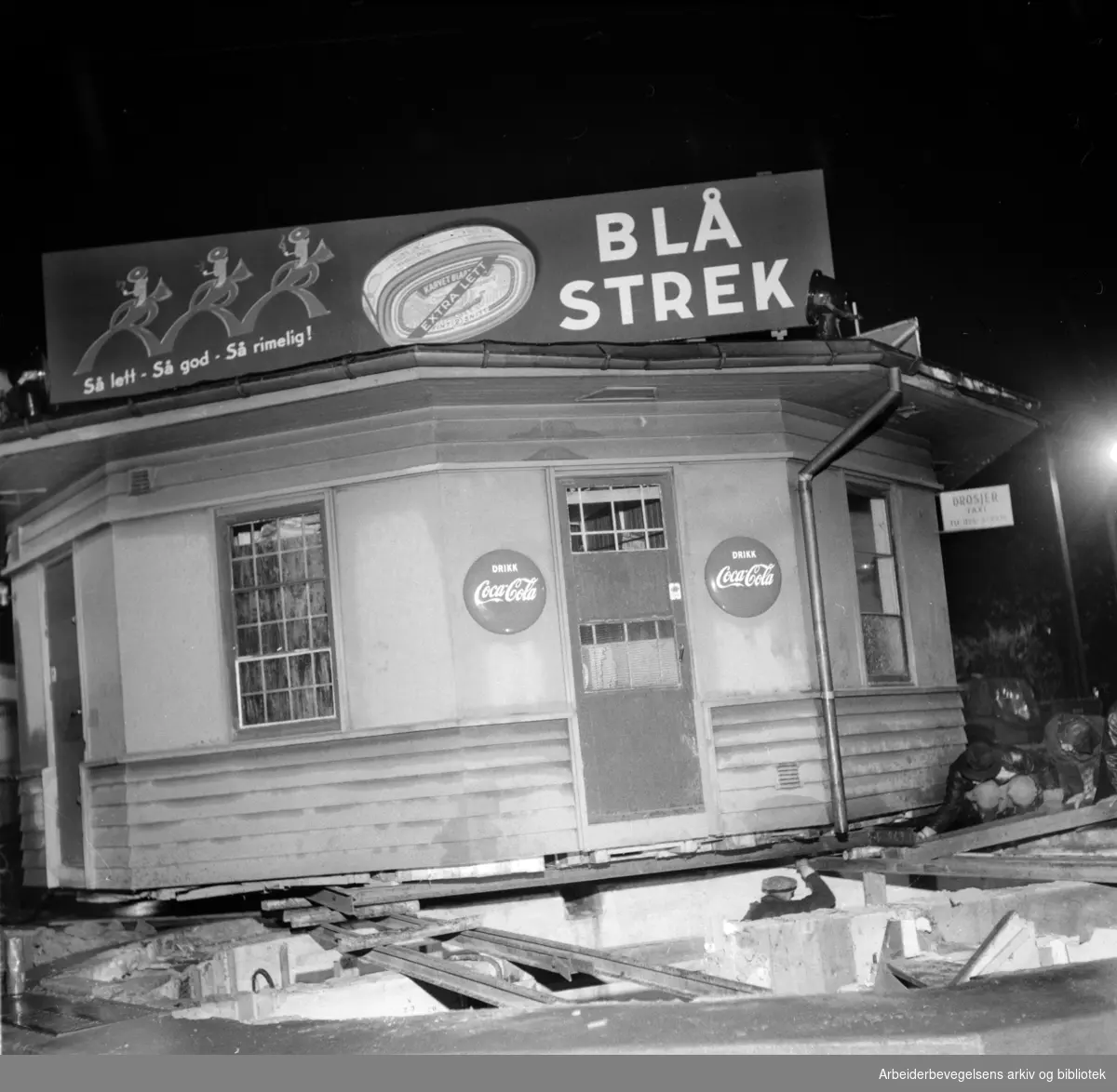 Sinsen.Kiosken i Sinsenkrysset.Oktober 1955