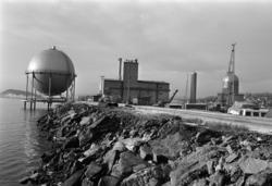 Sjursøya: Gassverket.Til venstre den karakteristiske gassbeh