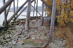 Våtvik. Sandhornøy. Nothjell med pelekonstruksjon og underla