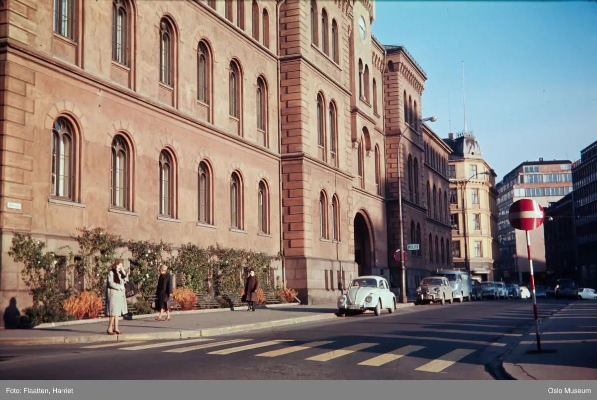 gateløp, politistasjon, mennesker, biler, forretningsgårder