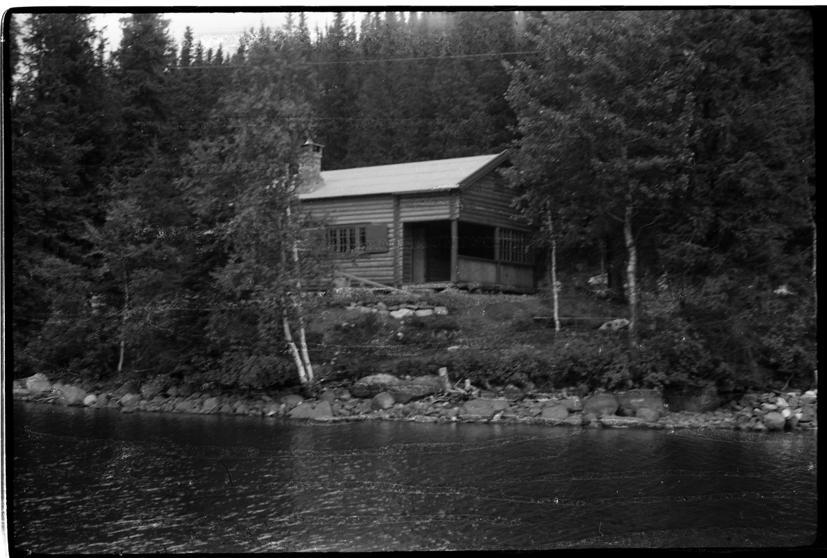 Olaf Tømmerstigens hytte ved Skjeppsjøen på Totenåsen. Sju bilder.